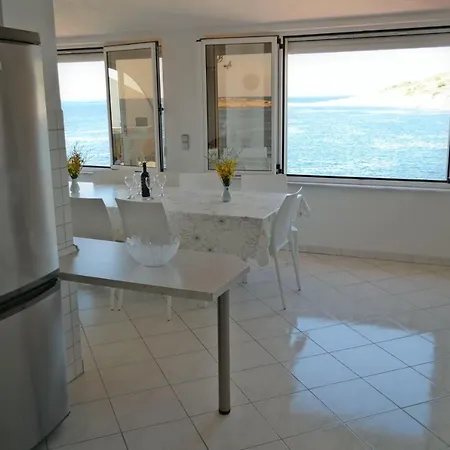 A-4-zimmer-wohnung-8-2-pers-direkt-am-meer Apartment Razanj