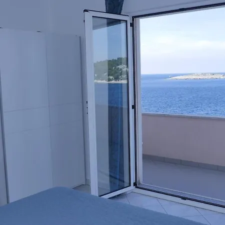 A-4-zimmer-wohnung-8-2-pers-direkt-am-meer * Razanj