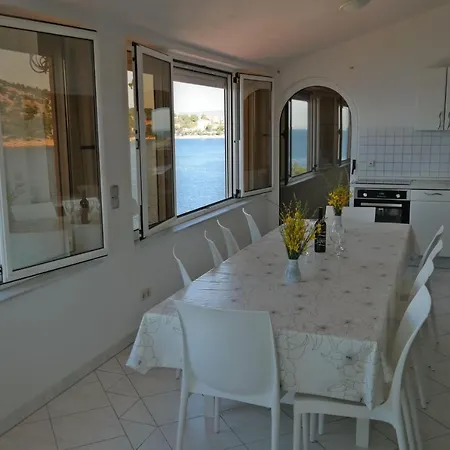 Apartment A-4-zimmer-wohnung-8-2-pers-direkt-am-meer